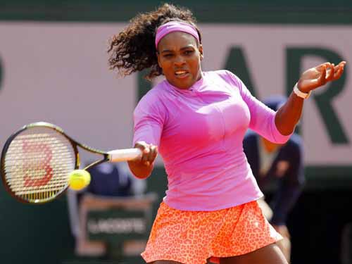 epa04779068 Serena Williams of the USA in action against Sloane Stephens of the USA  during their fourth round match for the French Open tennis tournament at Roland Garros in Paris, France, 01 June 2015.  EPA/ROBERT GHEMENT