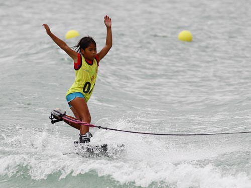 Palembang, 17 Norvember 2011 -  Aksi atlet Ski Air negara  Aaliyah Hanifah Yoong dan sekaligus atlet termuda sukan sea 2011 memenangi pigat emas acara Tricks individu wanita di Kompleks Ski Air, Stadium Jakabaring, Palembang di Sukan Sea XXVI Indonesia 2011Gambar oleh Noor Asrekuzairey SalimPemberita : Ferzalfie Fauzi (Sukan Utusan) / Taufek (Sukan Kosmo!)