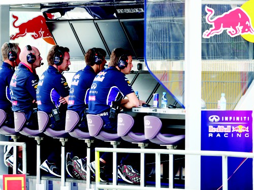 MONTMELO, SPAIN - MAY 10:  Infiniti Red Bull Racing Team Principal Christian Horner (C) and Infiniti Red Bull Racing Chief Technical Officer Adrian Newey (2nd L) monitor the action from the pit wall during final practice ahead of the Spanish F1 Grand Prix at Circuit de Catalunya on May 10, 2014 in Montmelo, Spain.  (Photo by Clive Mason/Getty Images)