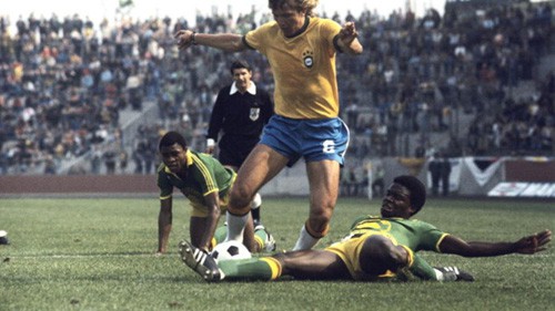 Pha truy cản của cầu thủ Zaire với Brazil trong trận đấu năm 1974