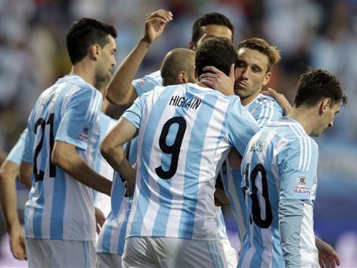 Argentina's Gonzalo Higuain celebrates with tammates after scoring his team's first goal during a Copa America Group B soccer match at the Sausalito Stadium in Vina del Mar, Chile, Saturday, June 20, 2015. (AP Photo/Natacha Pisarenko)
