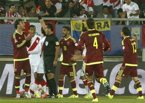 Thẻ đỏ của Amorebieta làm thay đổi cục diện trận đấu.