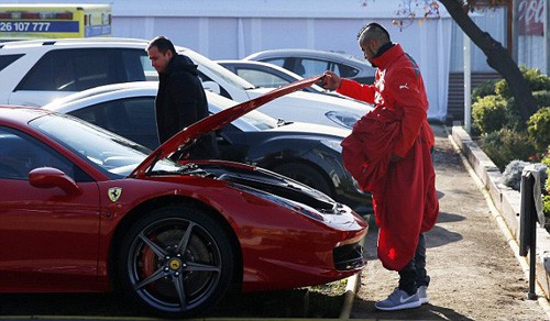 Chiếc Ferrari 458 của Vidal được ước tính có giá khoảng 230.000 bảng Anh (khoảng 8 tỷ VND)