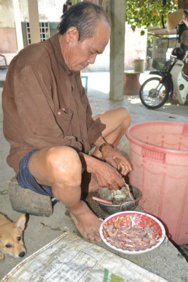  Ông Việt, bố của Phúc,  bắt ếch để cải thiện bữa ăn gia đình. 