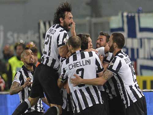 Juventus' forward Alessandro Matri (hidden) celebrates with teammates after scoring during the Italian Tim Cup final match (Coppa Italia) between Juventus and Lazio on May 20, 2015 at the Stadio Olimpico in Rome.      AFP PHOTO / ANDREAS SOLARO
