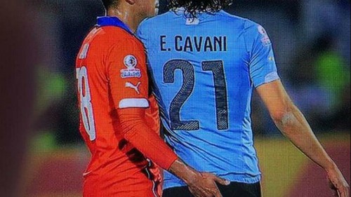 Cận cảnh pha "khám bệnh" của Jara với Cavani.