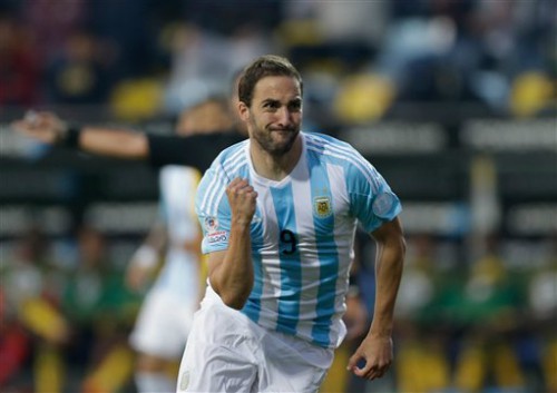 Higuain giúp Argentina củng cố ngôi đầu.