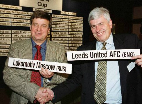 Peter Ridsdale (bên phải) là người đưa Leeds United rơi vào khủng hoảng.