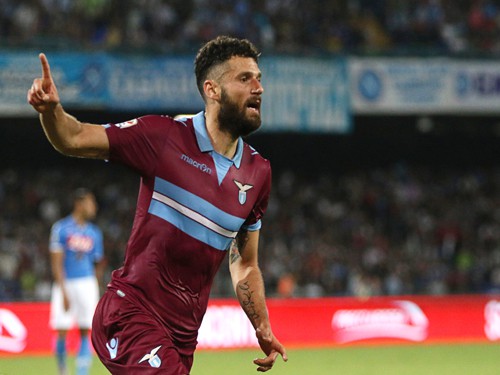 Lazio's Antonio Candreva celebrates after scoring during a Serie A soccer match between Napoli and Lazio, at the San Paolo stadium in Naples, Italy, Sunday, May 31, 2015 . (AP Photo/Salvatore Laporta)