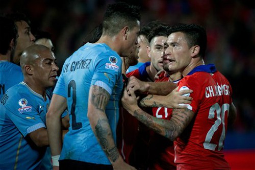 Màn cãi cọ giữa các cầu thủ Uruguay và Chile.