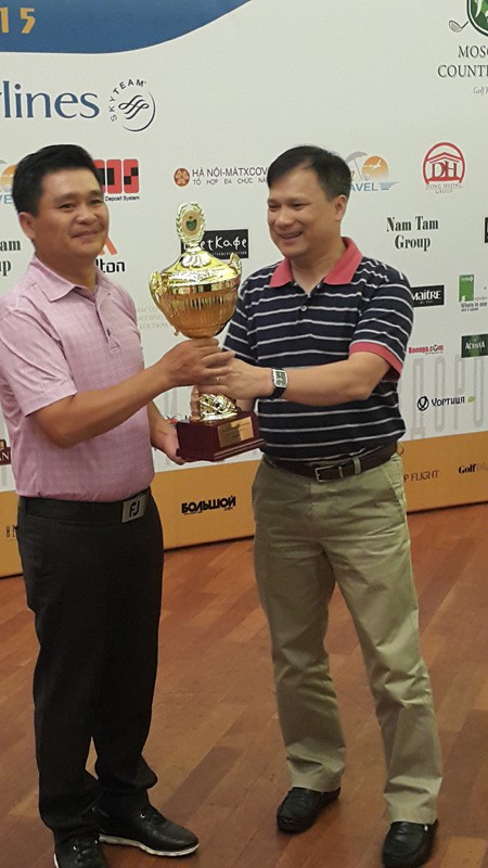 Nhà vô địch Nguyễn Văn Thống (trái)