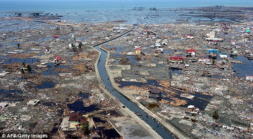 Quang cảnh bãi biển Banda Aceh sau thảm họa sóng thần. 230.000 người thuộc 14 quốc gia đã chết trong thảm họa này.