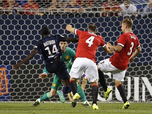 Tình huống Matuidi (14) đè mặt Phil Jones và Luke Shaw ghi bàn thắng mở tỷ số cho PSG 
