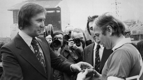 Sir Bobby Charlton và Chủ tịch Chelsea Brian Mers.