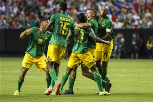 Các cầu thủ Jamaica ăn mừng sau bàn thắng của Mattocks.