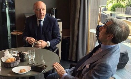 Buổi thương lượng giữa ông Marotta và GĐTT của Barcelona Ariedo Braida (phải).
