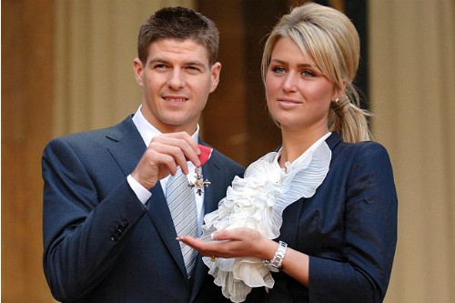 Gerrard và vợ Alex trong ngày nhận Huân chương Hiệp sĩ đế chế Anh.