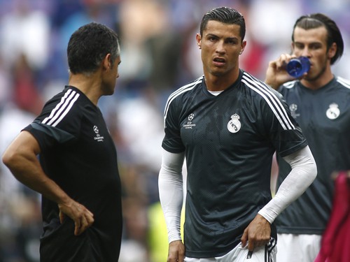 Real Madrid's Cristiano Ronaldo warms up for the Champions League second leg semifinal soccer match between Real Madrid and Juventus, at the Santiago Bernabeu stadium in Madrid, Wednesday, May 13, 2015.  (AP Photo/Oscar del Pozo)