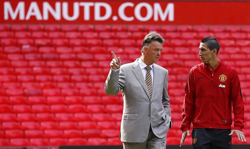 Manchester United's new signing Angel Di Maria speaks with manager Louis van Gaal as he arrives for a news conference at Old Trafford in Manchester