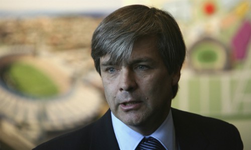 Ông Harold Mayne-Nicholls bị FIFA treo giò 7 năm.