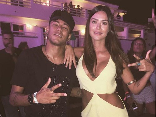 Neymar hôn cô đào Thaila đắm đuối trong hộp đêm