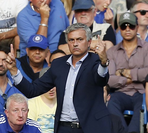 Chelsea rơi xuống gần khu vực rớt hạng: Mourinho lại chơi chiêu