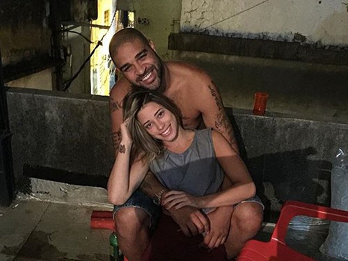 Adriano tái hợp với bồ trẻ