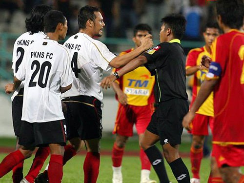 Trận Đồng Nai - HA.GL: “Vua thẻ đỏ” người Mã điều hành