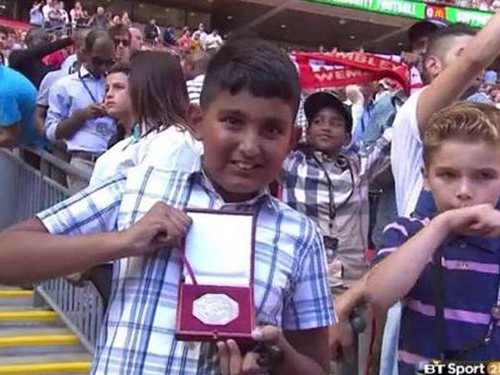Mourinho tung huy chương cho fan Arsenal