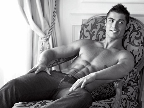 Ronaldo yêu nữ sinh vì... vòng 1 ngoại cỡ