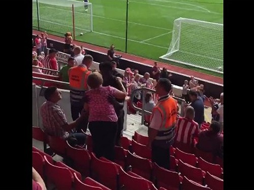 Lukaku tặng áo CĐV Southampton