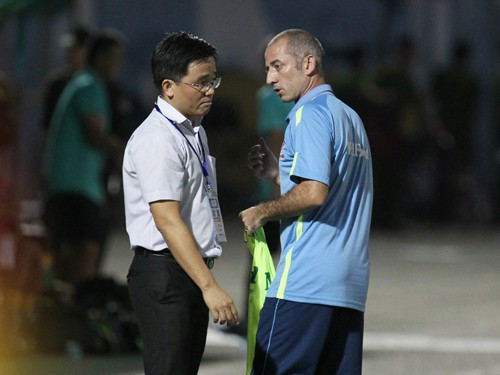 Ông Nguyễn Tấn Anh thể hiện ra mặt sự khó chịu với HLV Guillaume Graechen ngay sau trận đấu trên sân Cao Lãnh chiều qua