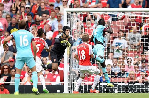 Pha "vồ ếch" của Cech trong bàn thua đầu tiên của Arsenal