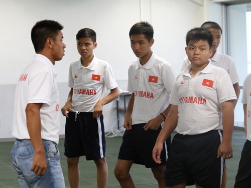 HLV Lưu Danh Minh chỉ đạo luyện tập cho đội tuyển U13 bóng đá học đường Yamaha