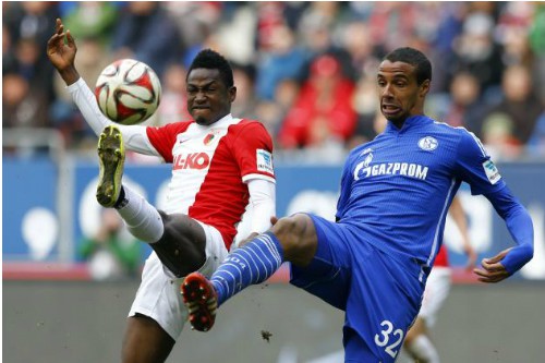 Baba Rahman (áo trắng) tranh chấp với Matip của Schalke.