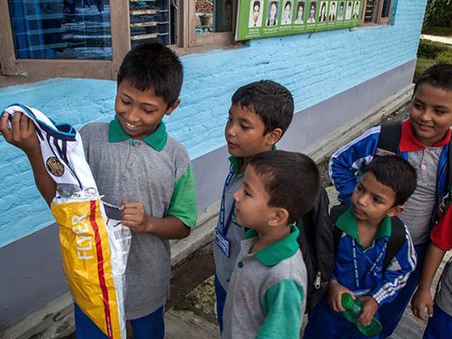 Ronaldo gửi quà cho nạn nhân nhí vụ động đất Nepal