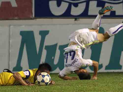 V.League giai đoạn “chợ chiều”: Khi cả làng cùng... “chạy”