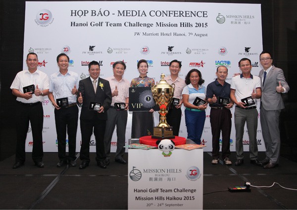 Ông Gary Khor trao VIP Passport cho đại diện các golf thủ tham gia Hanoi Golf Team Challenge Misson Hills 2015