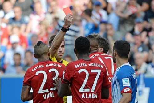 Bayern đã suýt phải ôm hận vì tấm thẻ đỏ của Boateng.