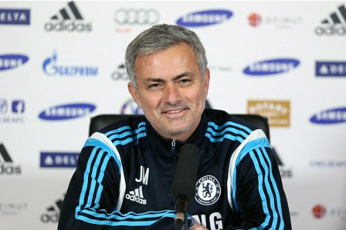 HLV Jose Mourinho vui mừng trong ngày ký hợp đồng mới.