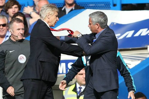 Màn sửng cồ giữa Mourinho và Wenger.