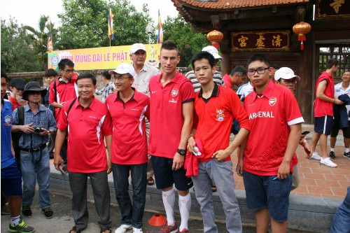 Chụp ảnh kỷ niệm cùng Koscielny.