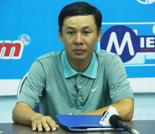 HLV Nguyễn Thành Danh trong buổi họp báo sau trận đấu.