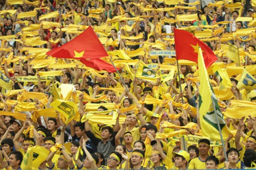 CĐV SLNA "nhuộm vàng" sân Hàng Đẫy.