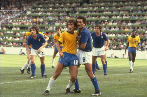 Zico (số 10) và Gentile (6) trong trận chung kết năm 1982.
