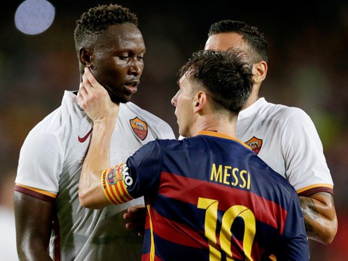 Messi bóp cổ Mapou: Một lít dầu không làm bùng lên ngọn lửa