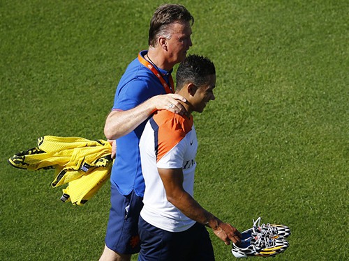 Van Gaal quyết tìm vợ cho Memphis Depay
