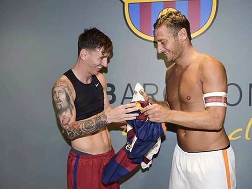 Roma bán áo Messi để làm từ thiện