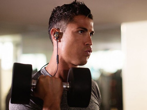 Ronaldo trình làng tai nghe mới