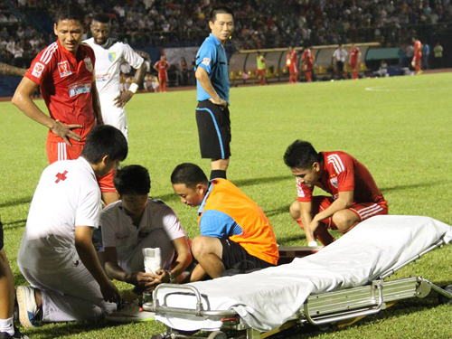 Abass được nẹp cổ chân ngay trên sân